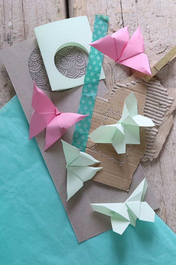 Origami-Schmetterlinge auf Papier und Karton mit Masking Tape