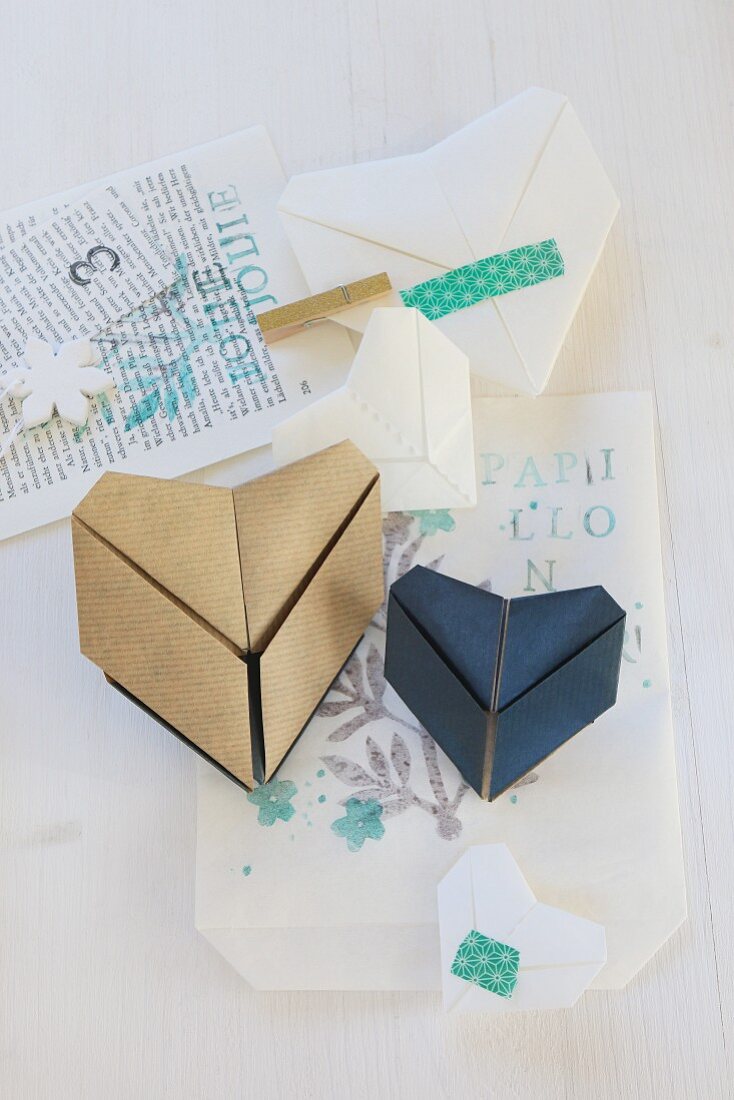 Origamiherzen mit Masking Tape auf Buchseiten und Papier