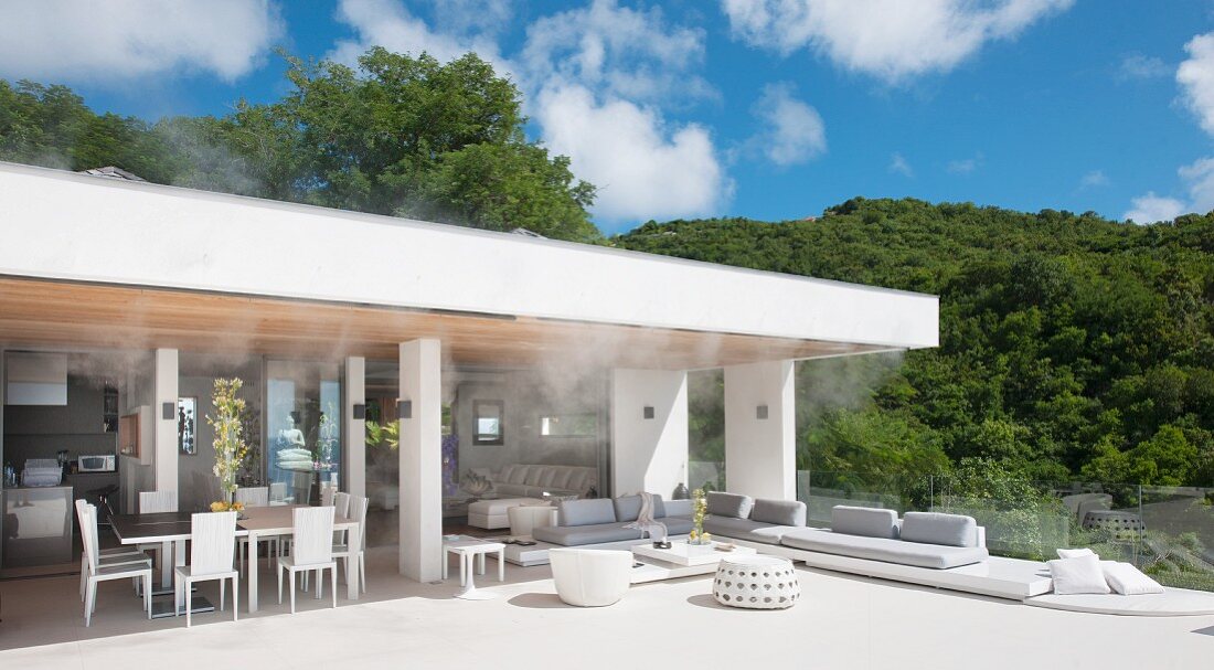 Lounge und Essplatz auf der Terrasse eines luxuriösen Hauses