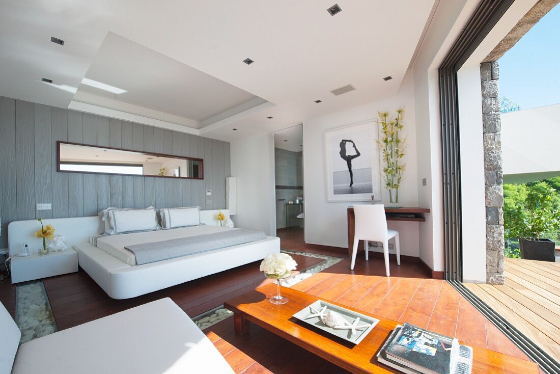 Luxuriöses Schlafzimmer mit offener Wand zur Terrasse