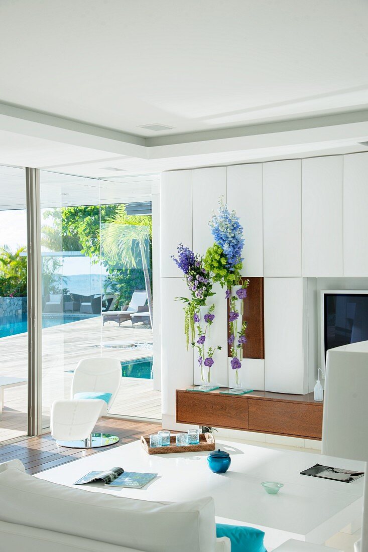 Modernes Wohnzimmer in Weiß mit Panoramafenster zur Terrasse