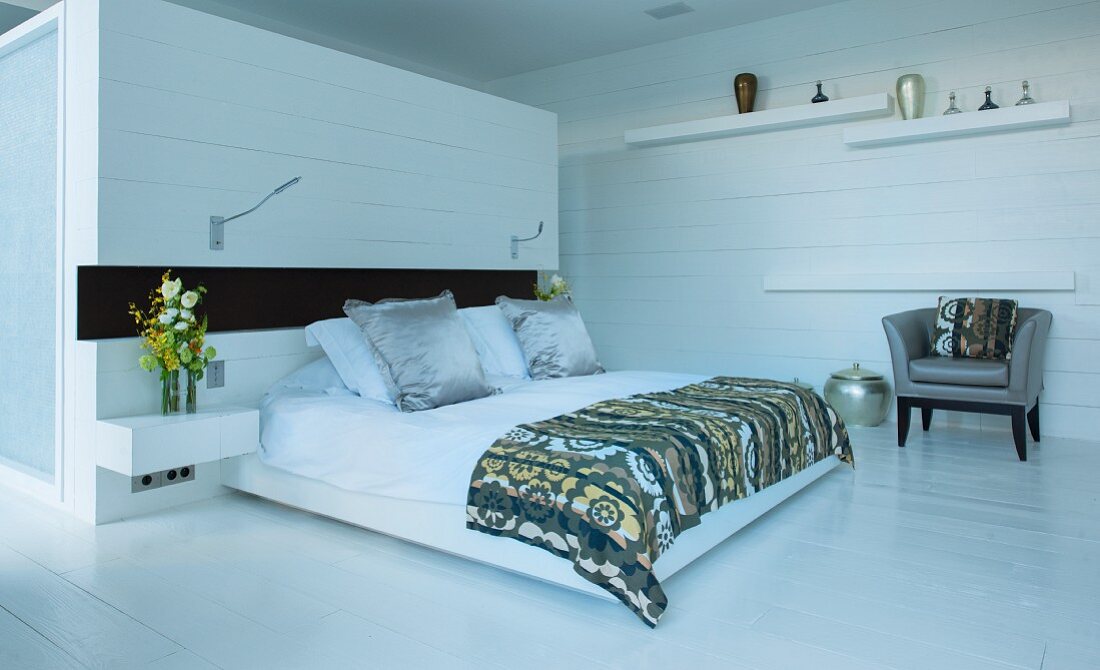 Weißes Schlafzimmer mit Brettern an Wänden und Boden