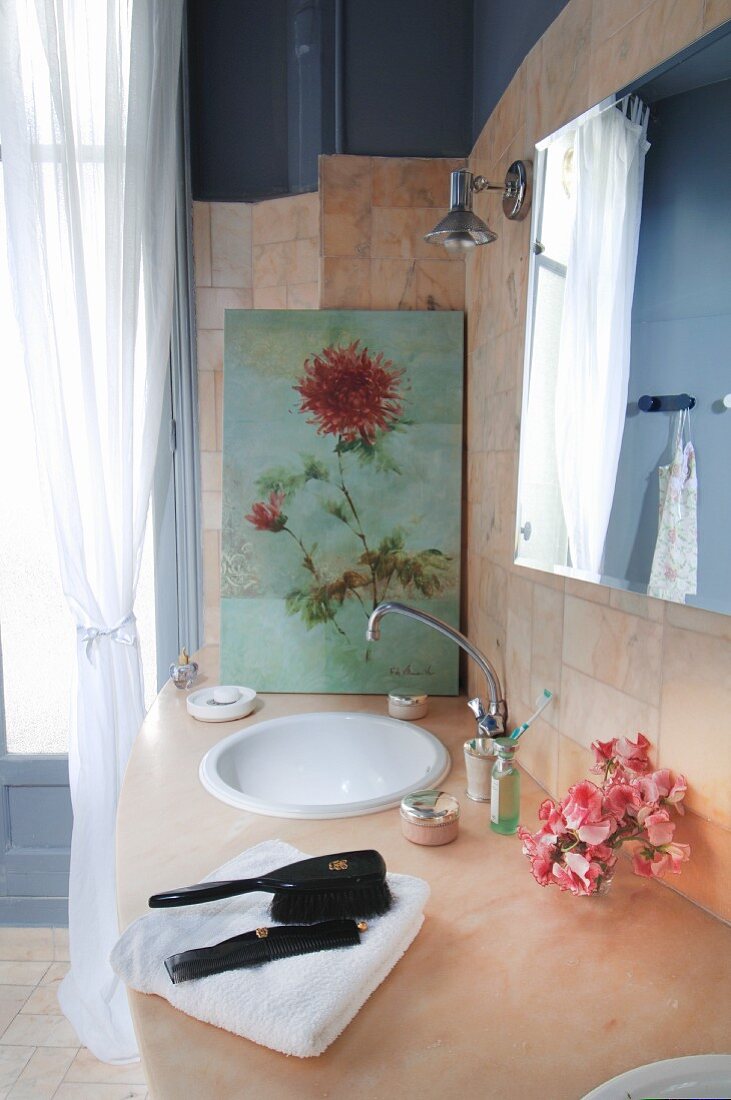 Blumenbild auf dem Waschtisch im klassischen Badezimmer