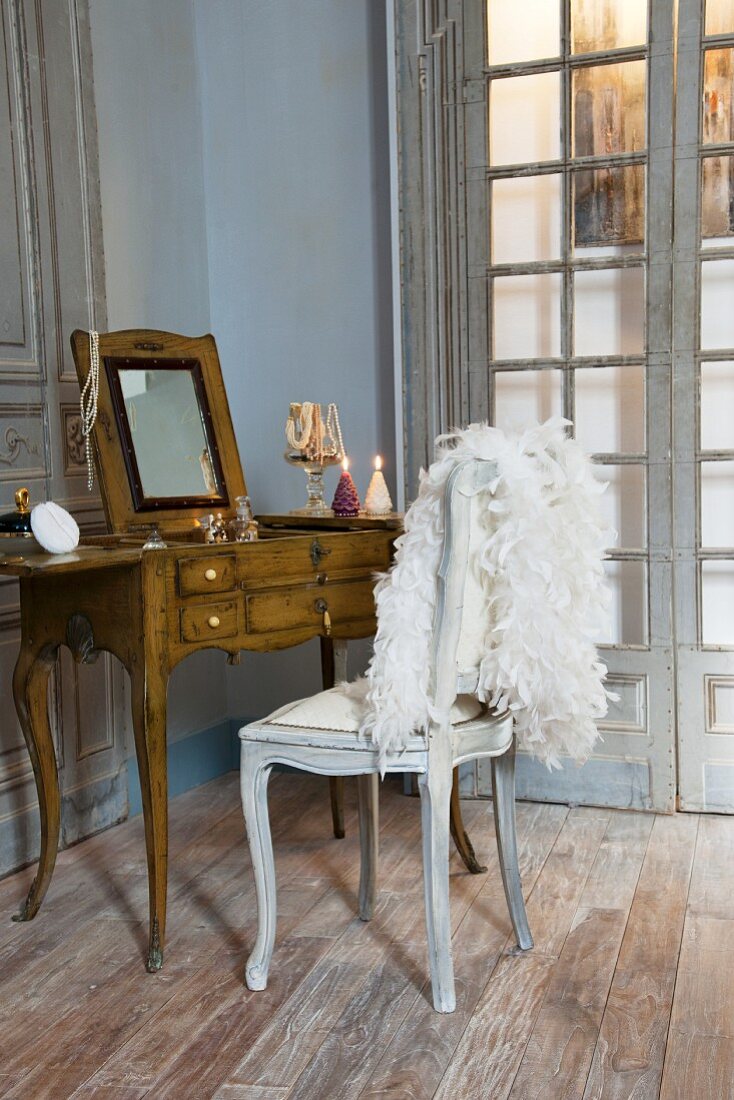 Antiker Schminktisch mit Spiegel und Stuhl mit weißer Federboa