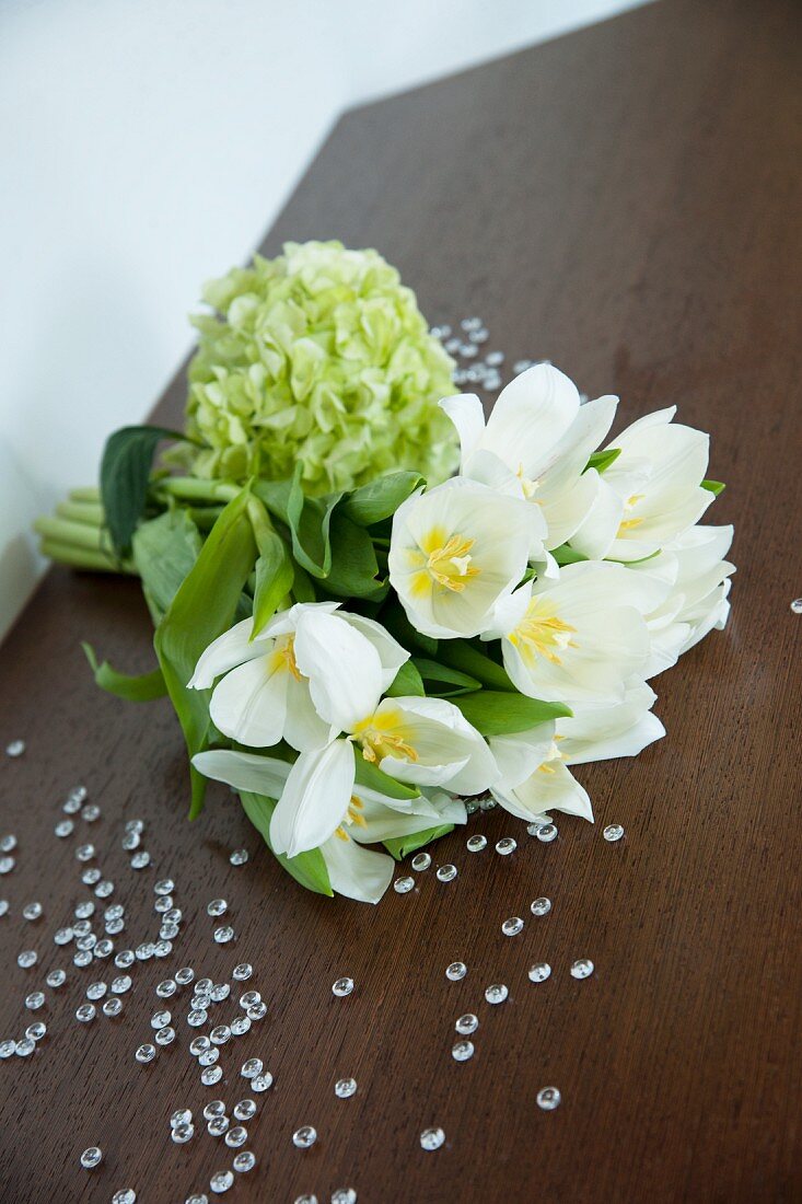 Weißer Blumenstauß mit Glas-Dekosteinchen