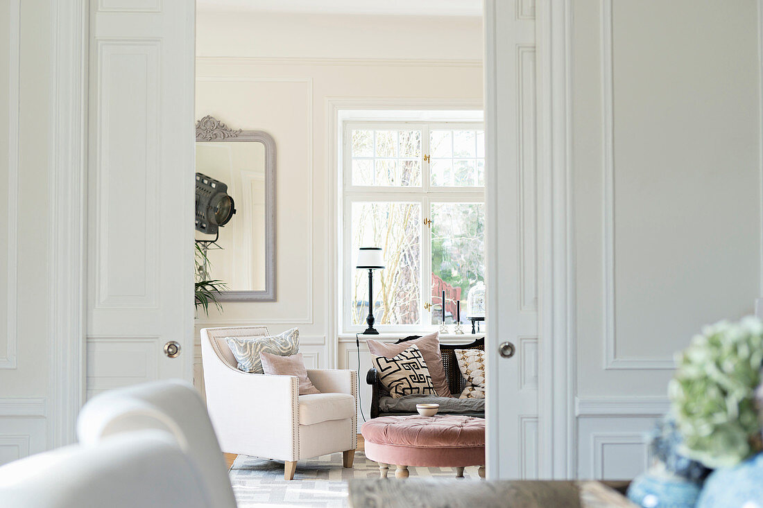 Blick durch doppelte Schiebetüren ins Wohnzimmer im französischen Stil