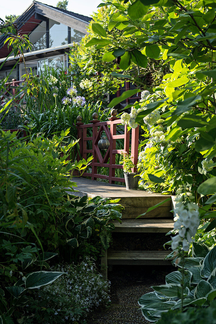 Holztreppe verbindet den Garten mit dem Haus