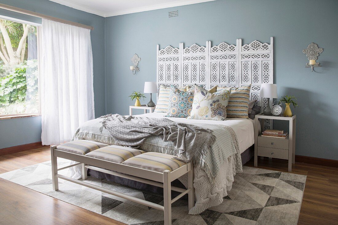 Doppelbett und Betthaupt mit ornamentalem Muster in Schlafzimmer