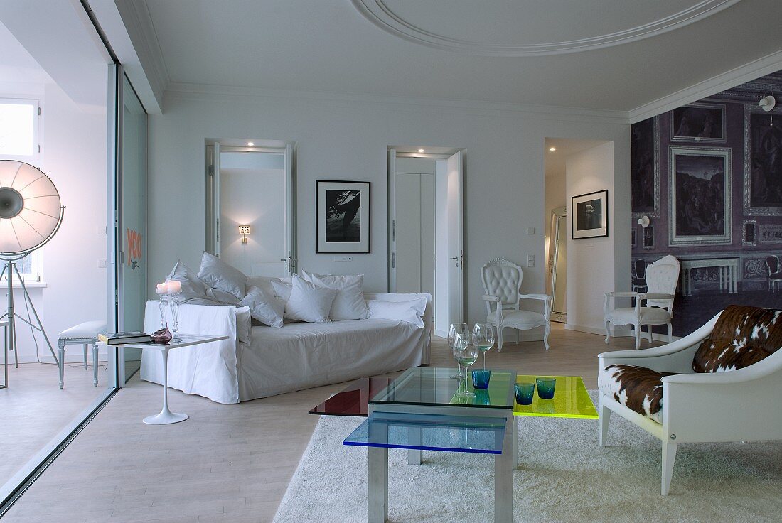 Wohnzimmer mit Stilmix zwischen Moderne und Barock