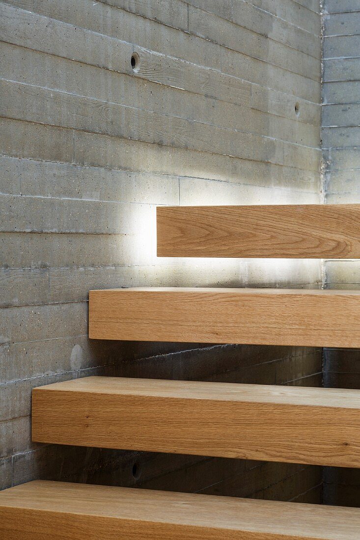 Indirekte Beleuchtung betont Schwebe-Effekt von Holzstufen