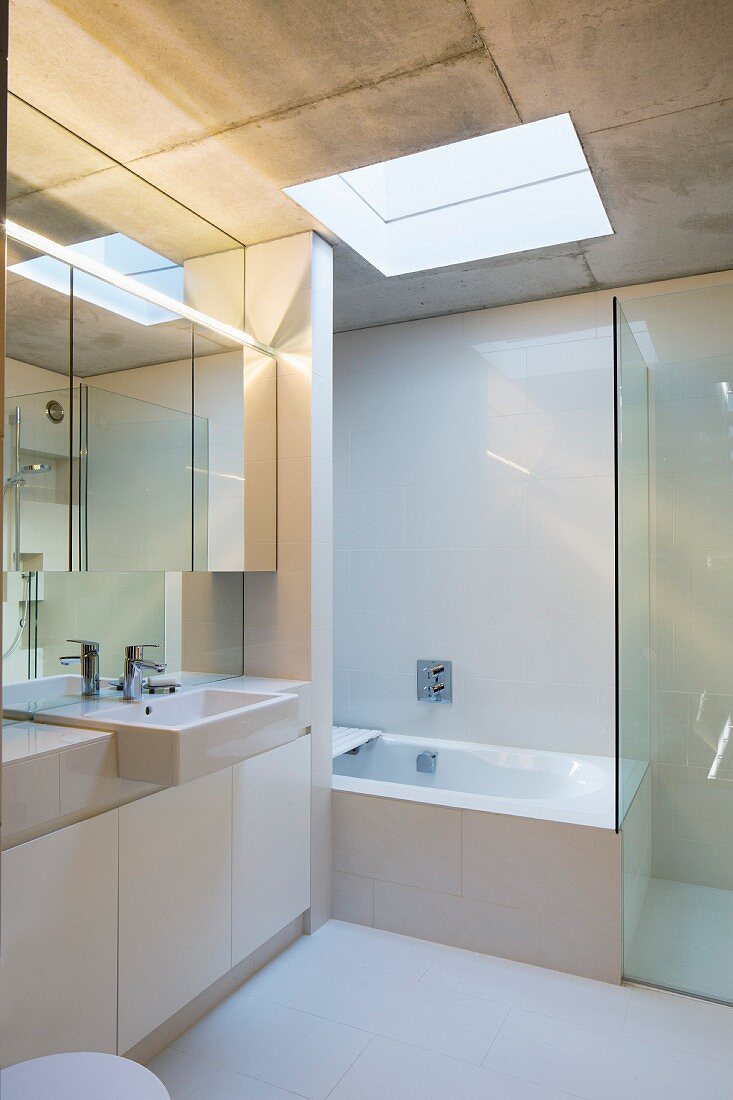 Modernes, helles Badezimmer mit klarer Linie