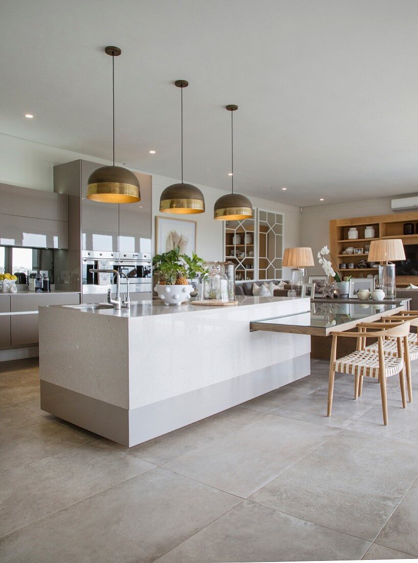 Elegante Einbauküche mit Küchenblock und Esstisch in offenem Wohnbereich