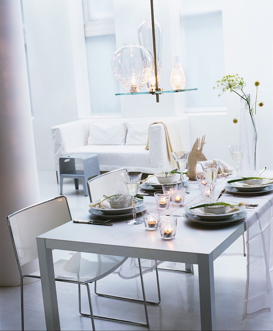 Esszimmer in Weiß mit gedecktem Tisch