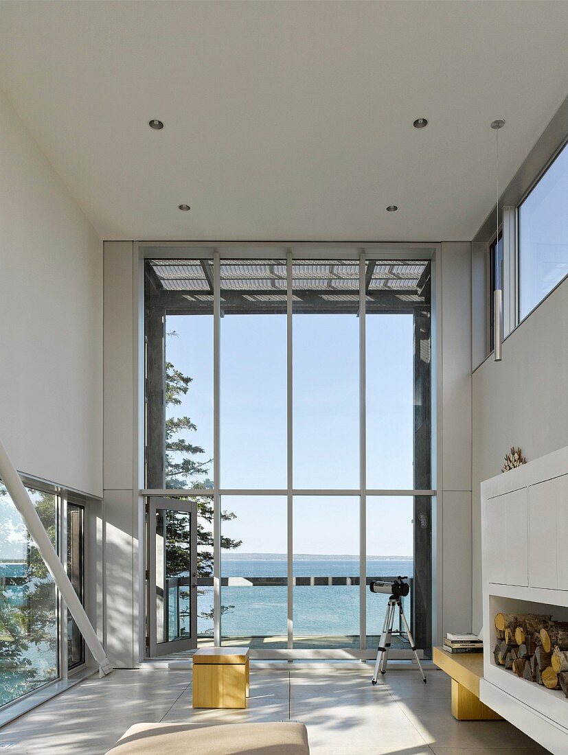 Experimentelles, modernes Strandhaus mit Panoramaverglasung und Meerblick
