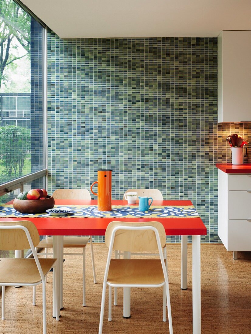 Mosaikfliesenwand in verschiedenen Grüntönen in Küche mit Retroflair und Fenstefront