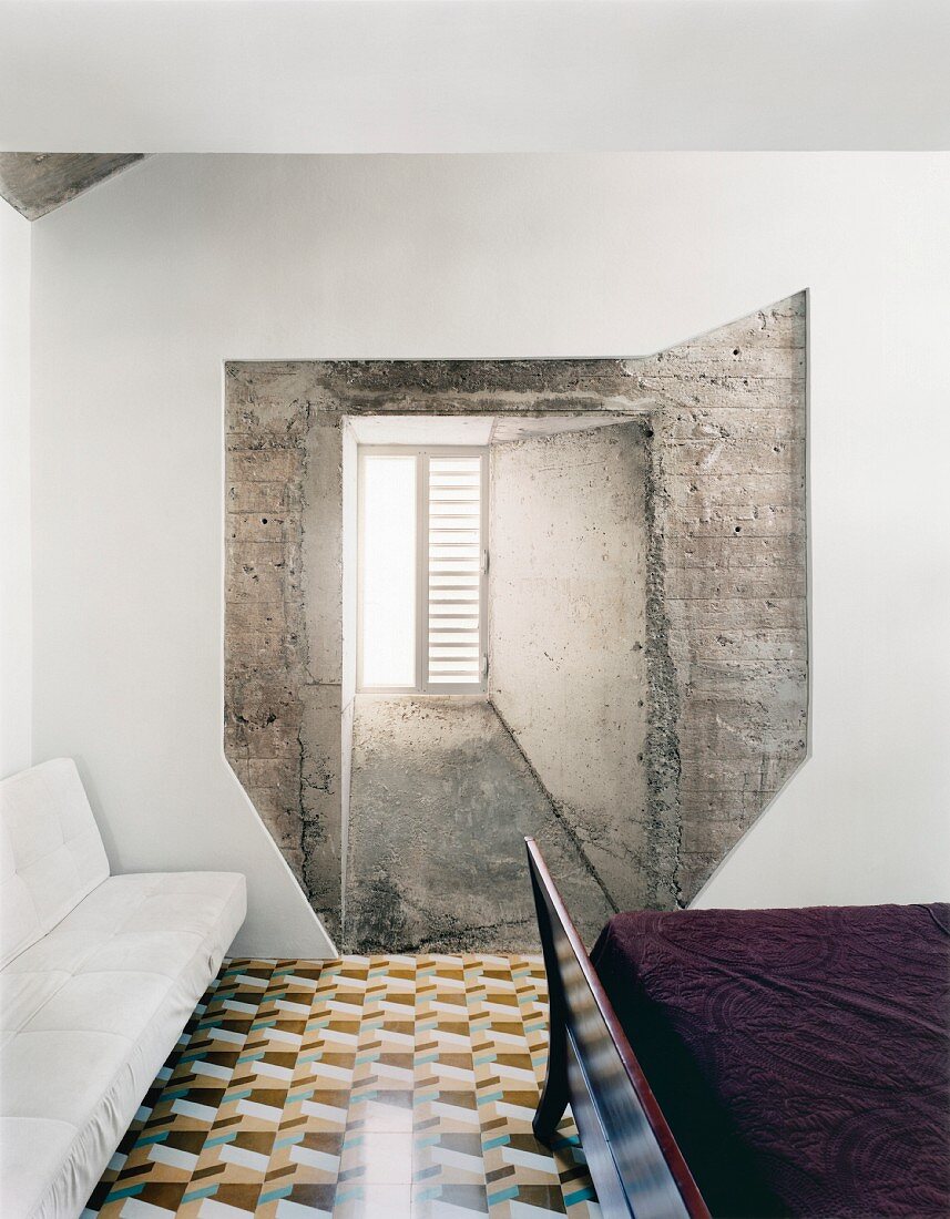 Außergewöhnliche Wandgestaltung mit Fenster und Beton in Schlafzimmer mit geometrischem Fliesenmuster