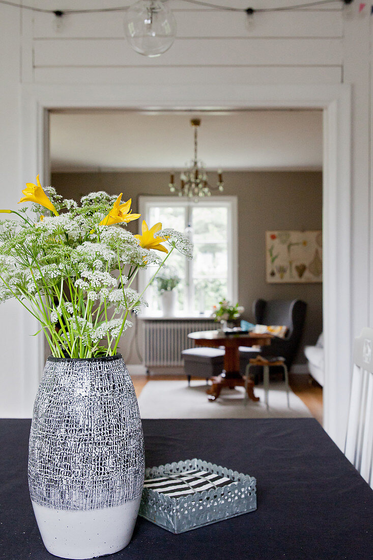 Gartenblumen auf dem Tisch mit Blick ins Wohnzimmer