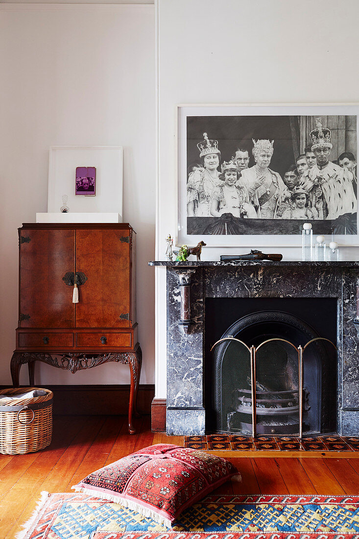 Antiker Barschrank und Kamin mit großformatigem schwarz-weiß-Foto im Wohnzimmer