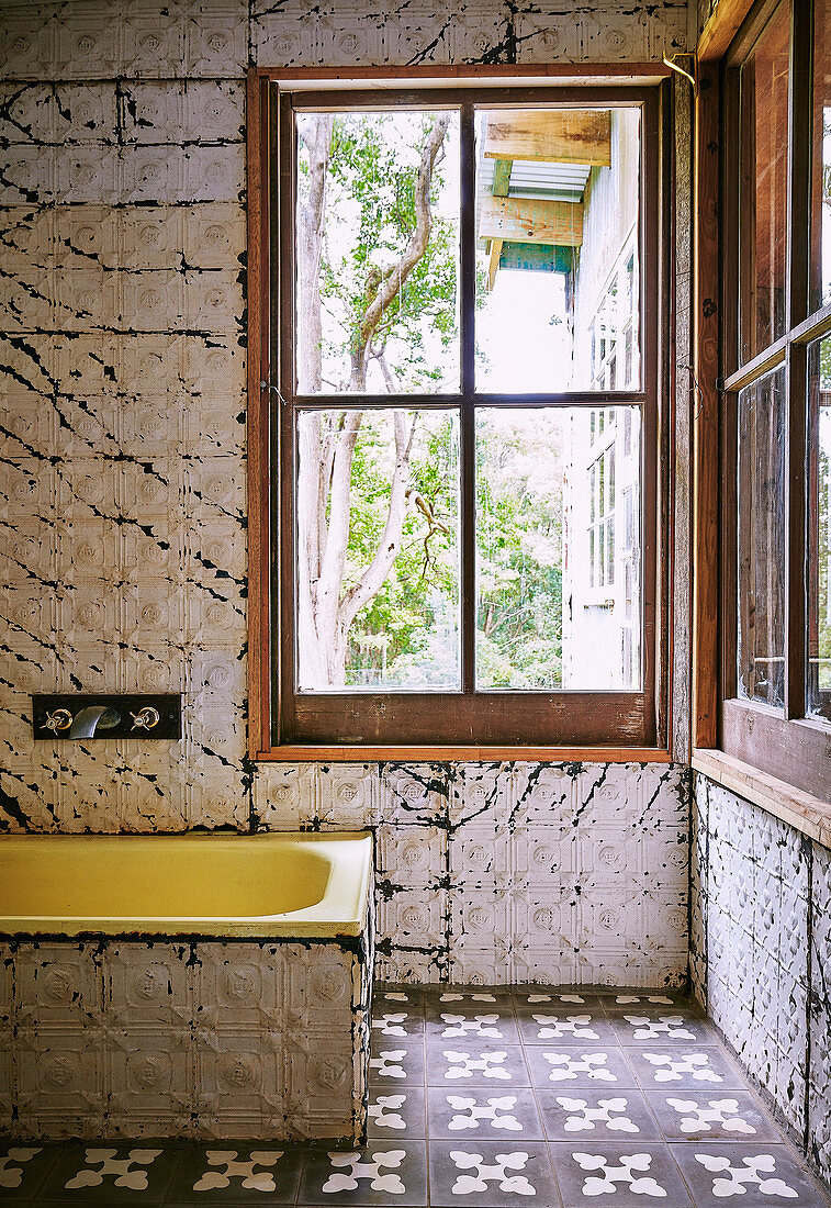 Badewanne in Vintage Badezimmer mit gepressten Metallpaneelen in ehemaligem Stall