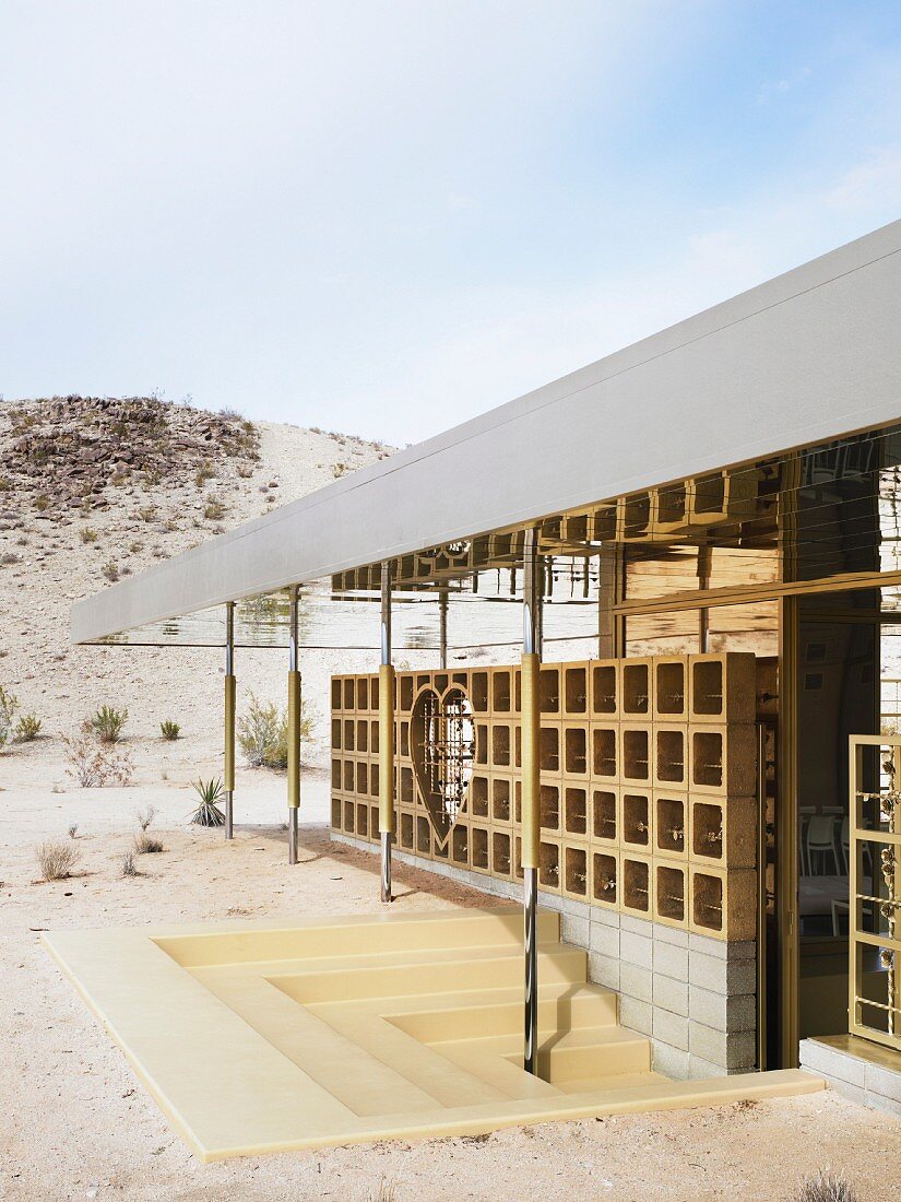 Außergewöhnliche Fassadengestaltung mit Abtreppung im Eingangsbereich in Wüstenlandschaft