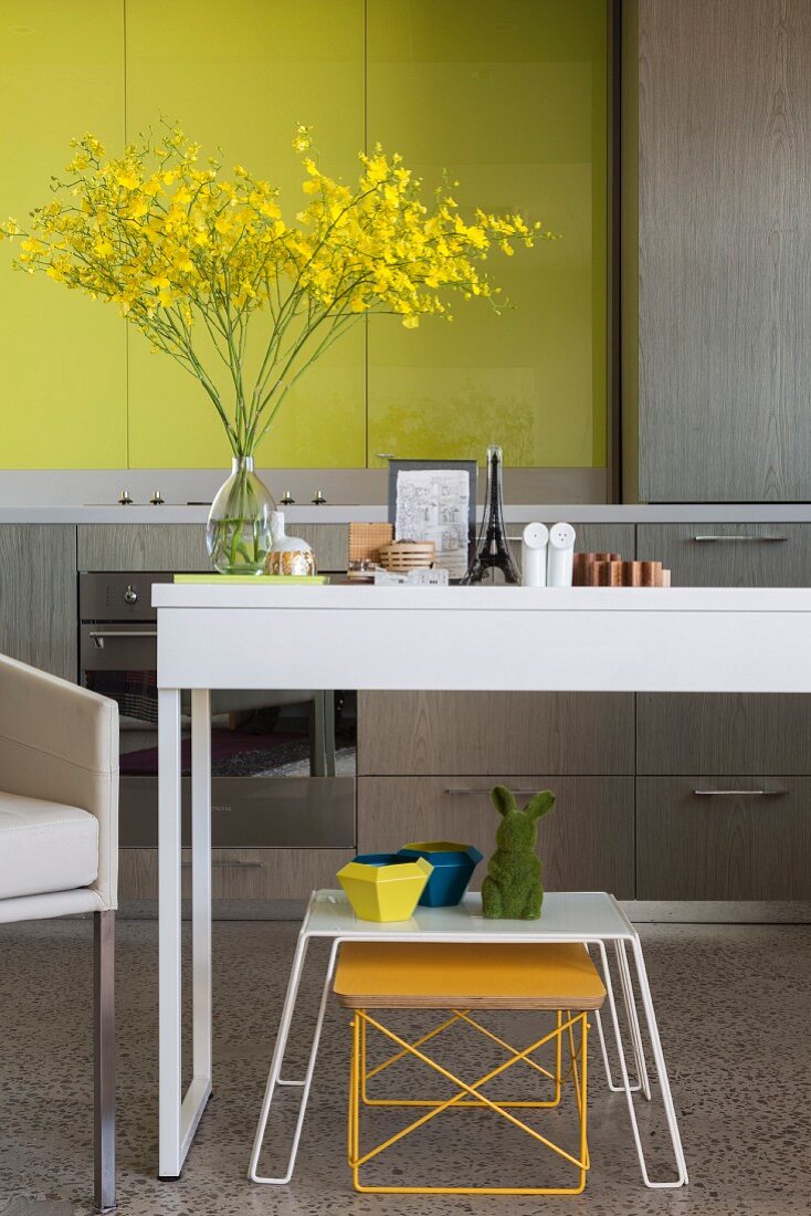 Dekorierter Tisch in moderner Küche mit gelben Akzenten