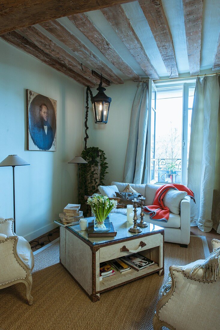 Wohnzimmerecke mit Ölportrait und historischem Flair