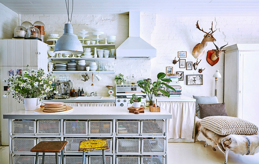 Vintage Küchentheke mit Aufbewahrungskörben, im Hintergrund voll beladenes Geschirrregal über Spülbecken
