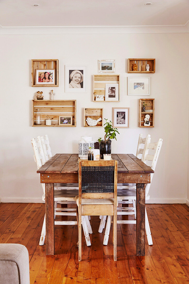 Rustikaler Esstisch mit Stühlen und Fotos in Vintage Holzkästchen