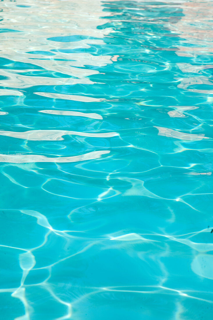 Reflexionen auf dem Wasser im blauen Swimmingpool