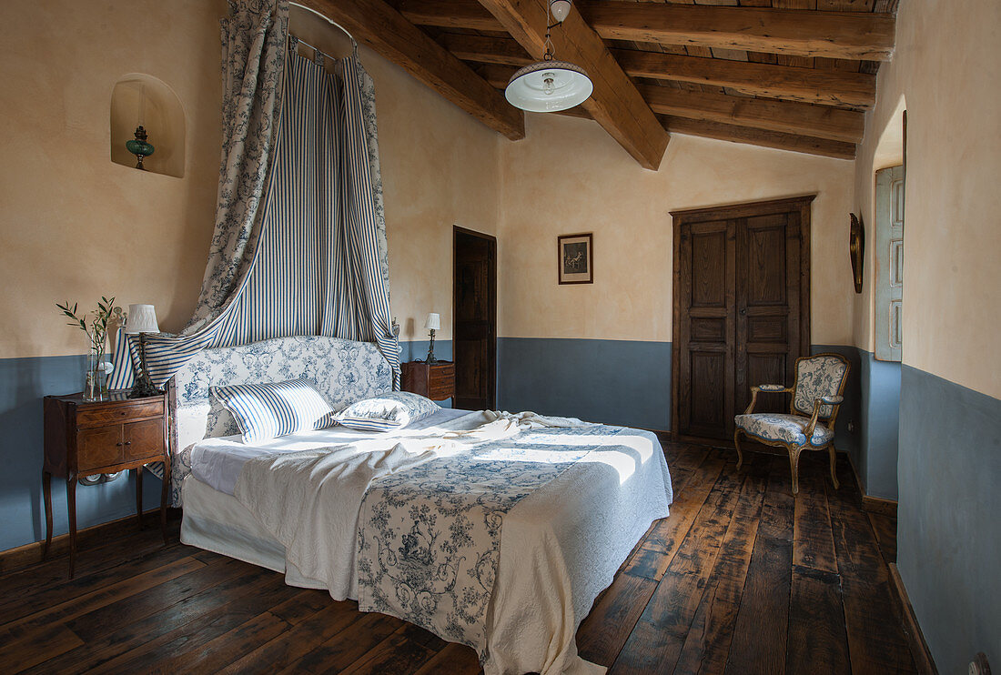 Schlafzimmer im französischen Stil in Blautönen