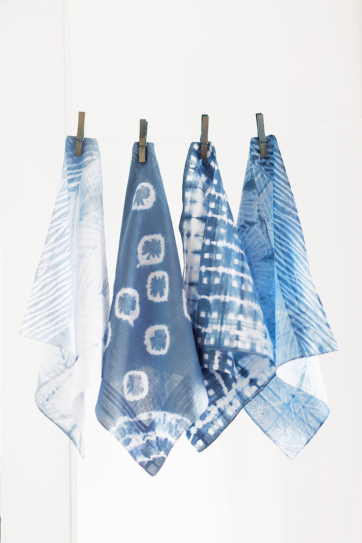 Mit Shibori-Technik gefärbte, alte Taschentücher auf einer Leine