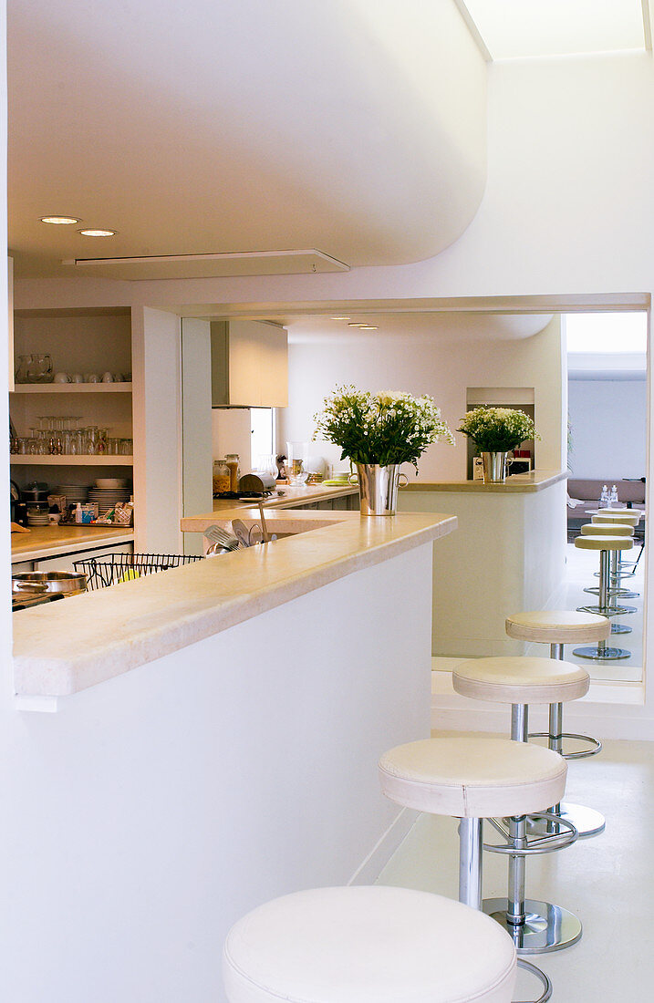 Offene Küche ganz in Weiß im modernen Architektenhaus
