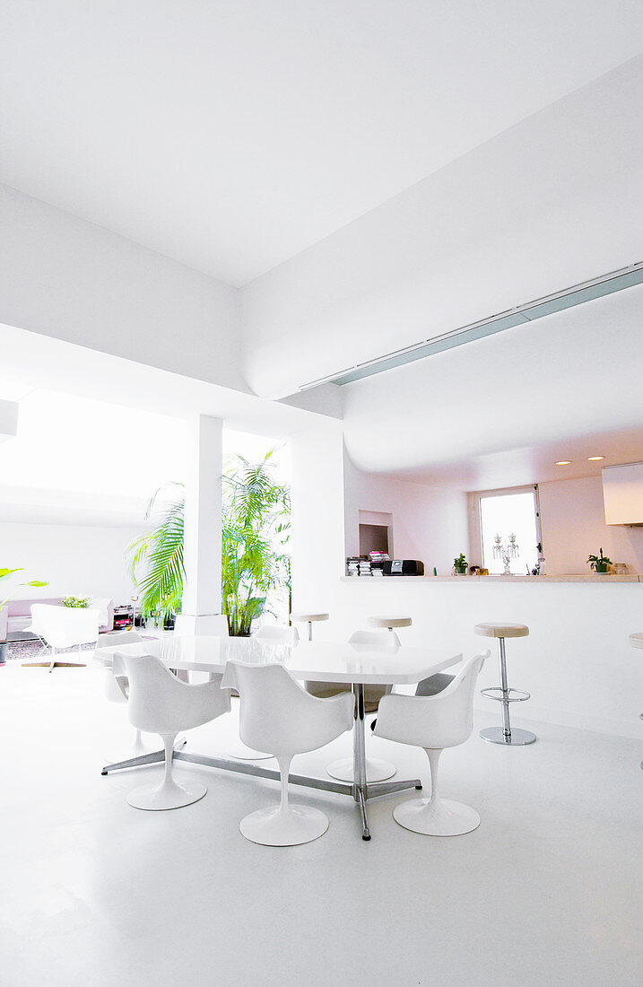 Esszimmer und offene Küche ganz in Weiß im modernen Architektenhaus