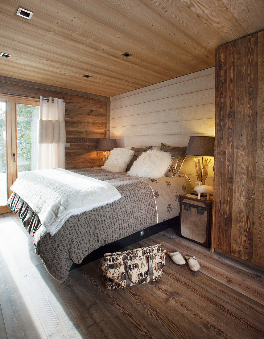 Rustikales Schlafzimmer in Brauntönen mit Holzboden