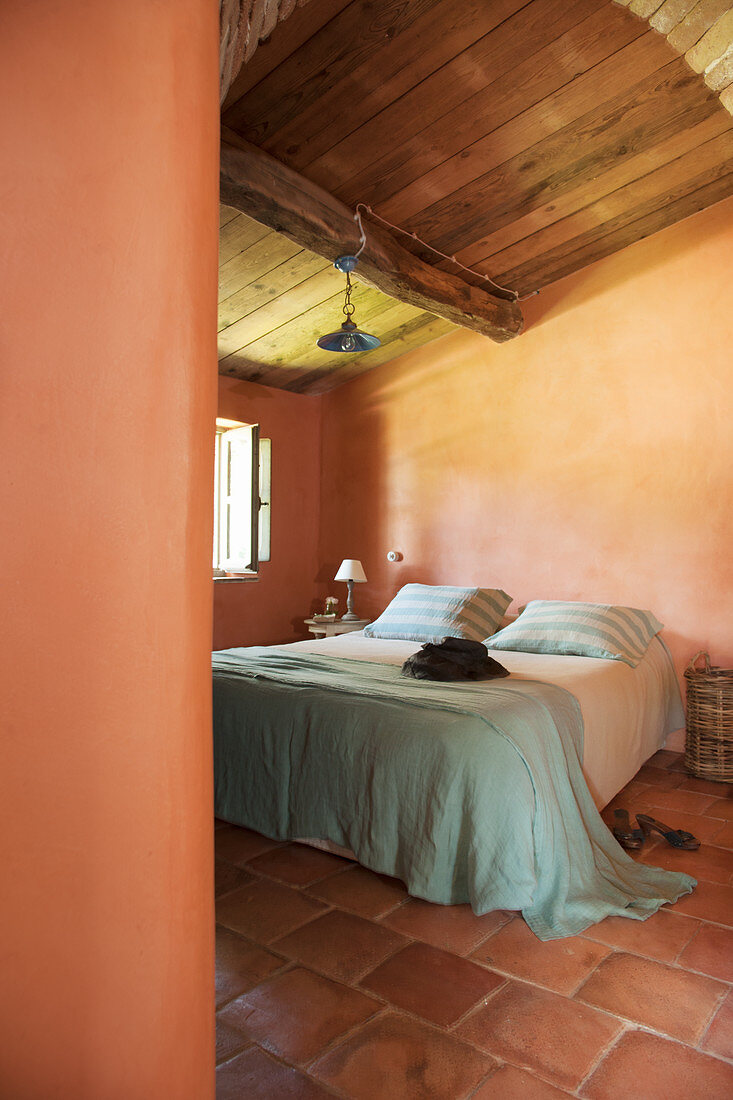 Blick auf Doppelbett in mediterranem Schlafzimmer