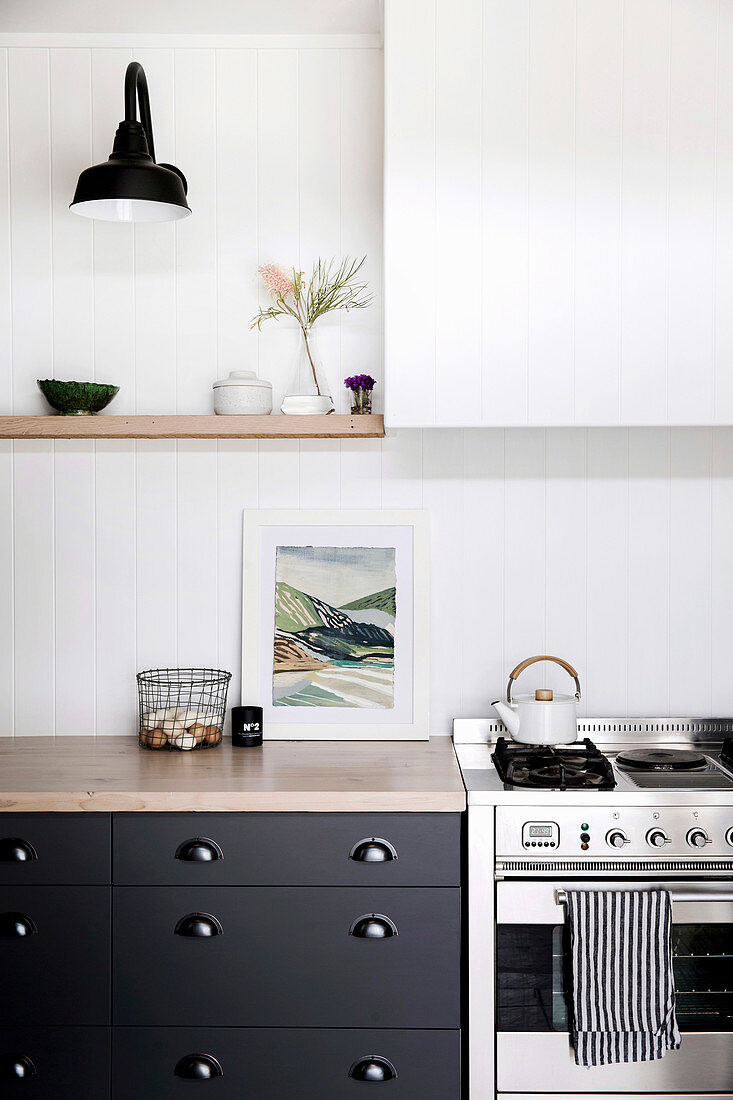 Gasherd neben Unterschrank in Küche mit weißer Holzverkleidung