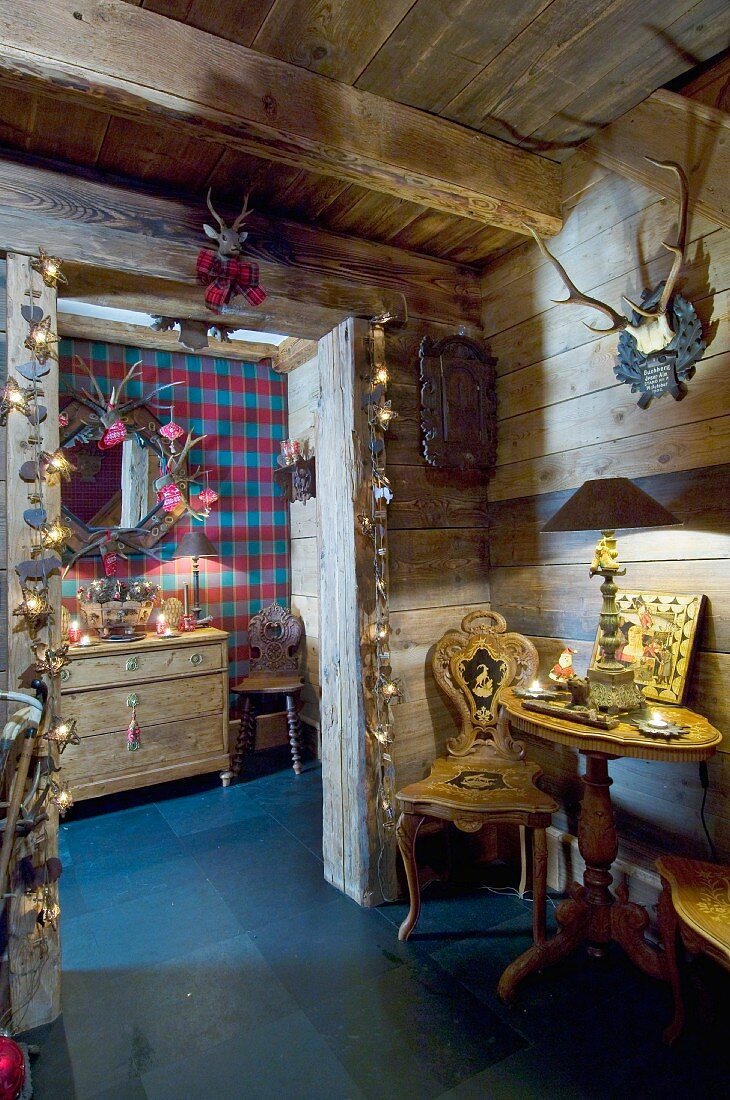 Weihnachtlich dekorierter Flur eines Chalets mit traditionellen Möbeln