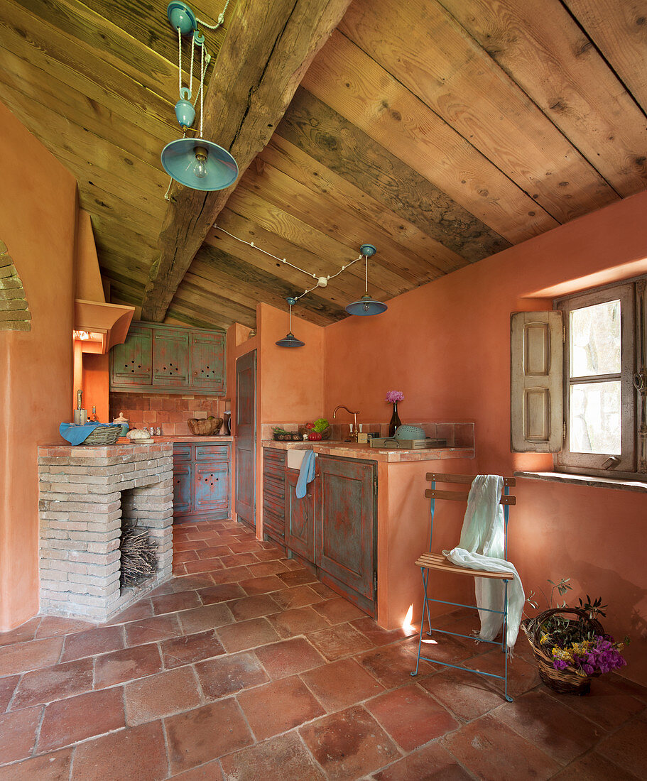 Mediterrane Küche mit Terrakottafliesen und Kamin