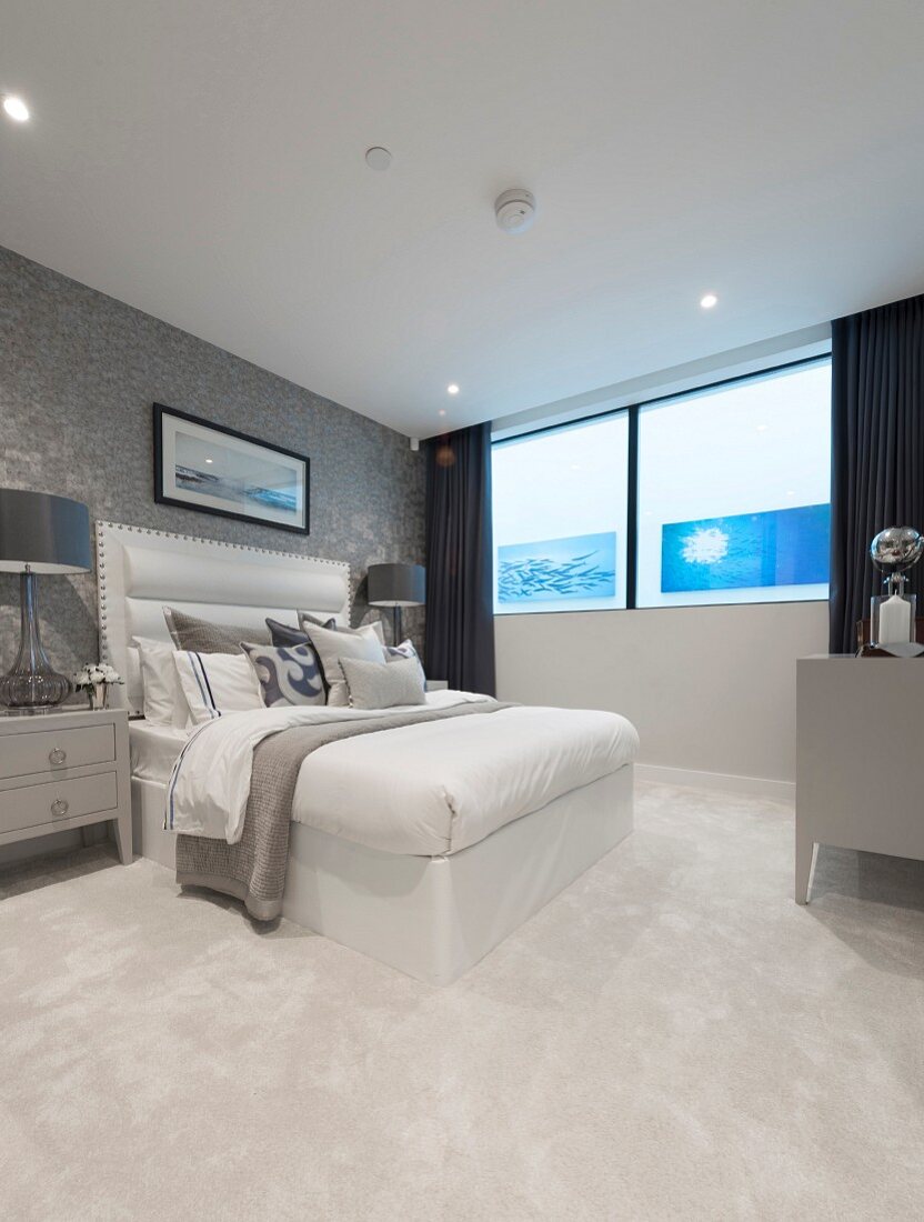 Elegantes Schlafzimmer mit hellem Teppichboden und Doppelbett