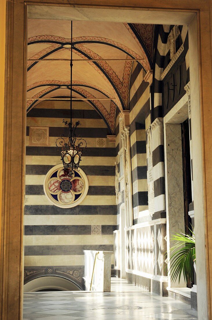 Kunsthandwerkliches, historisches Treppenhaus mit italienischem Flair