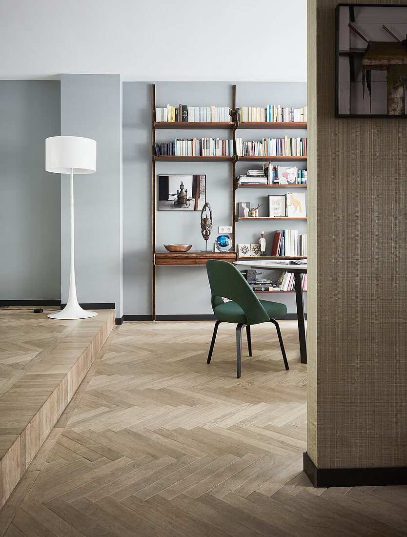 Spit-level interior with partition wall and herringbone parquet floor