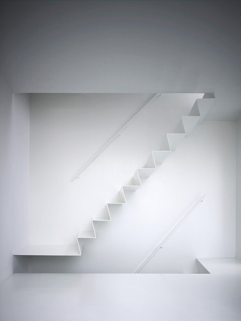 weiße Zig-Zag-Treppe in weißem Raum