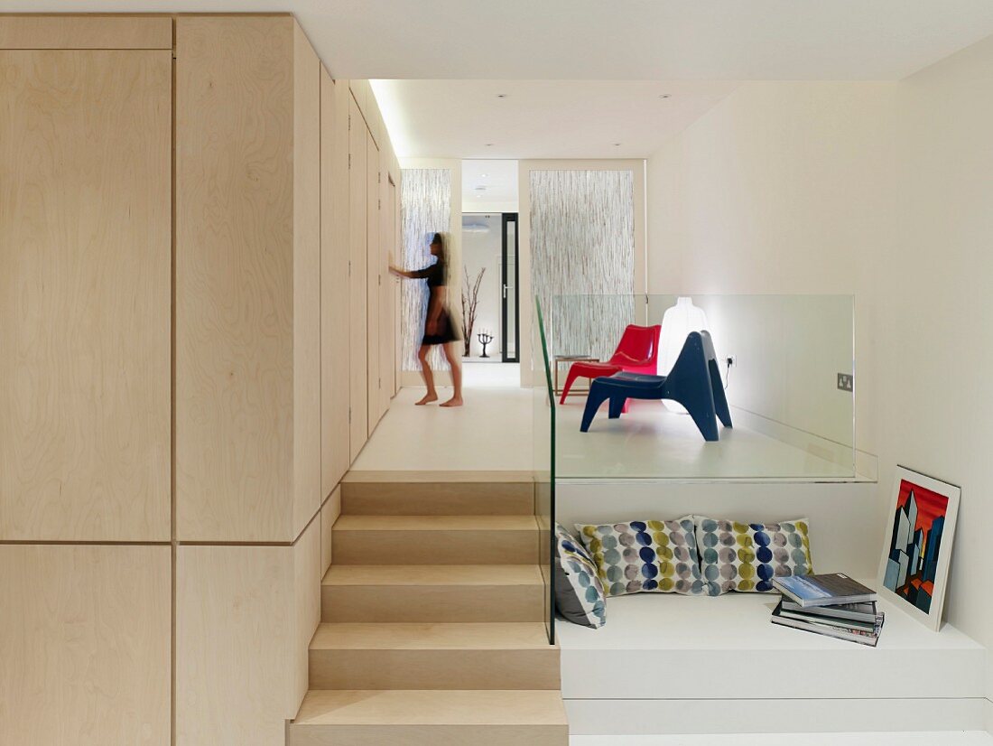 Moderne Wohnung auf mehreren Ebenen mit Wandschränken