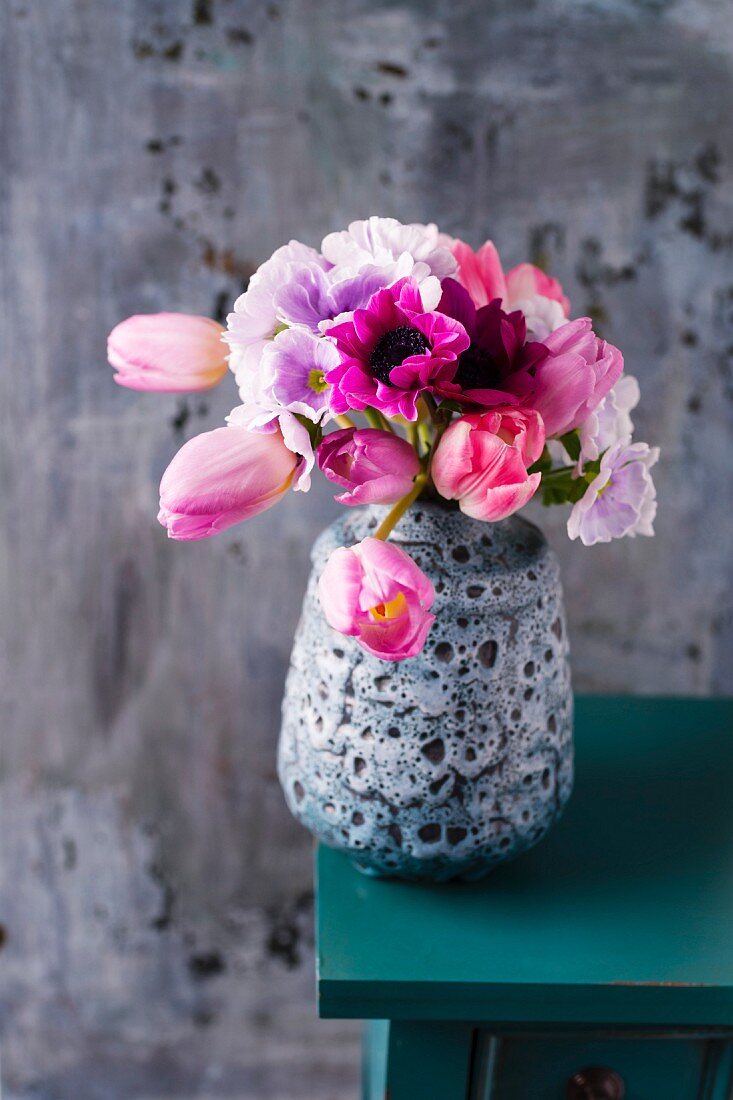 Frühlingsstrauß mit Tulpen, Becherprimeln und Anemonen