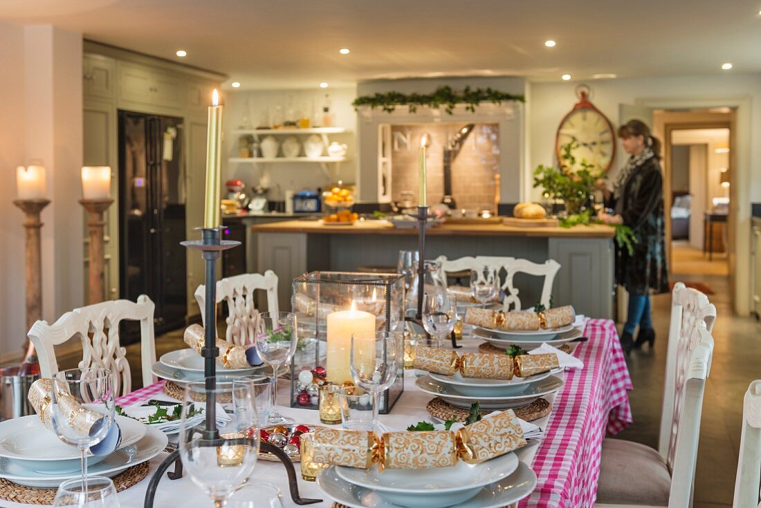 Weihnachtlich, festlich gedeckter Esstisch vor Landhausküche mit Küchentheke