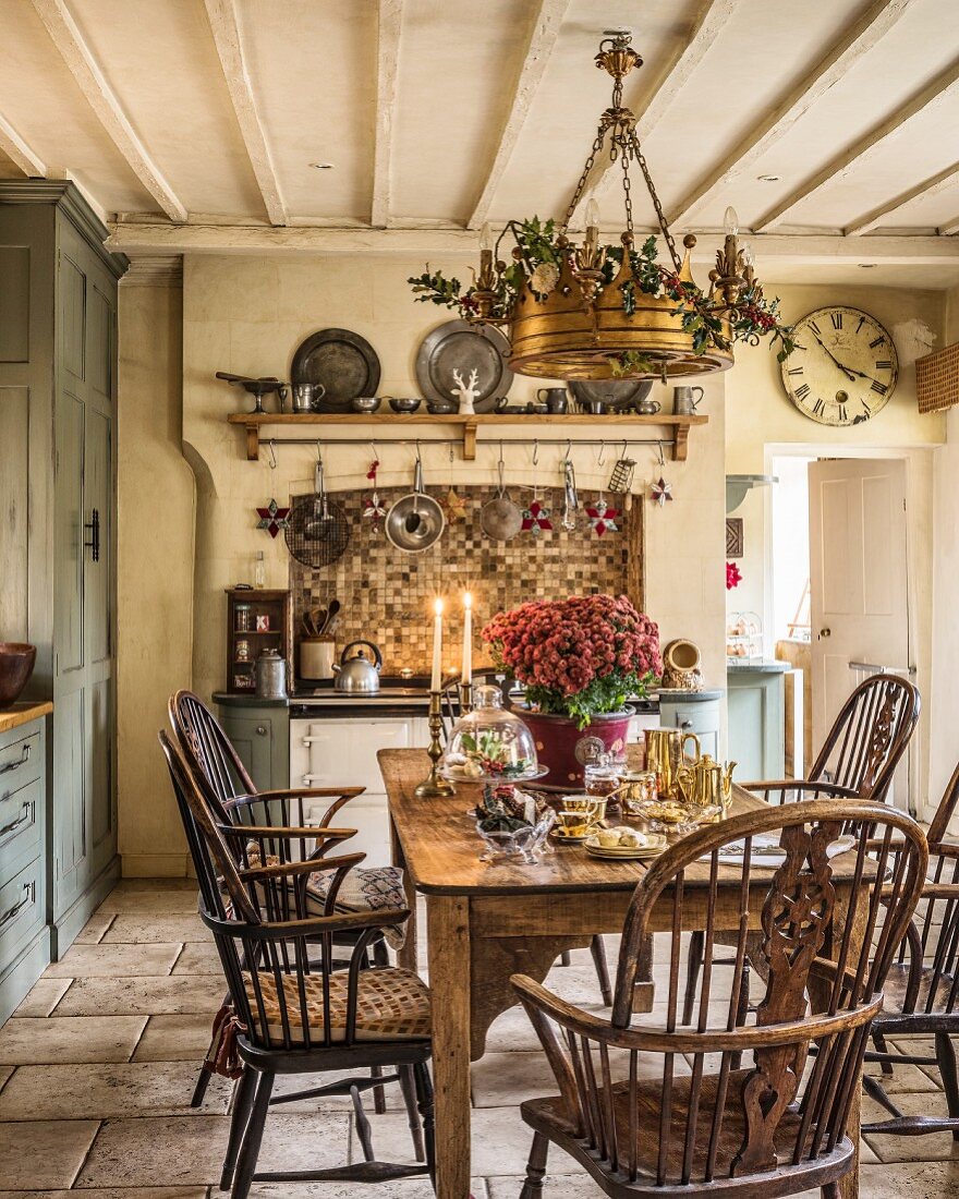 Englische Landhausküche mit altem Holztisch und Stühlen
