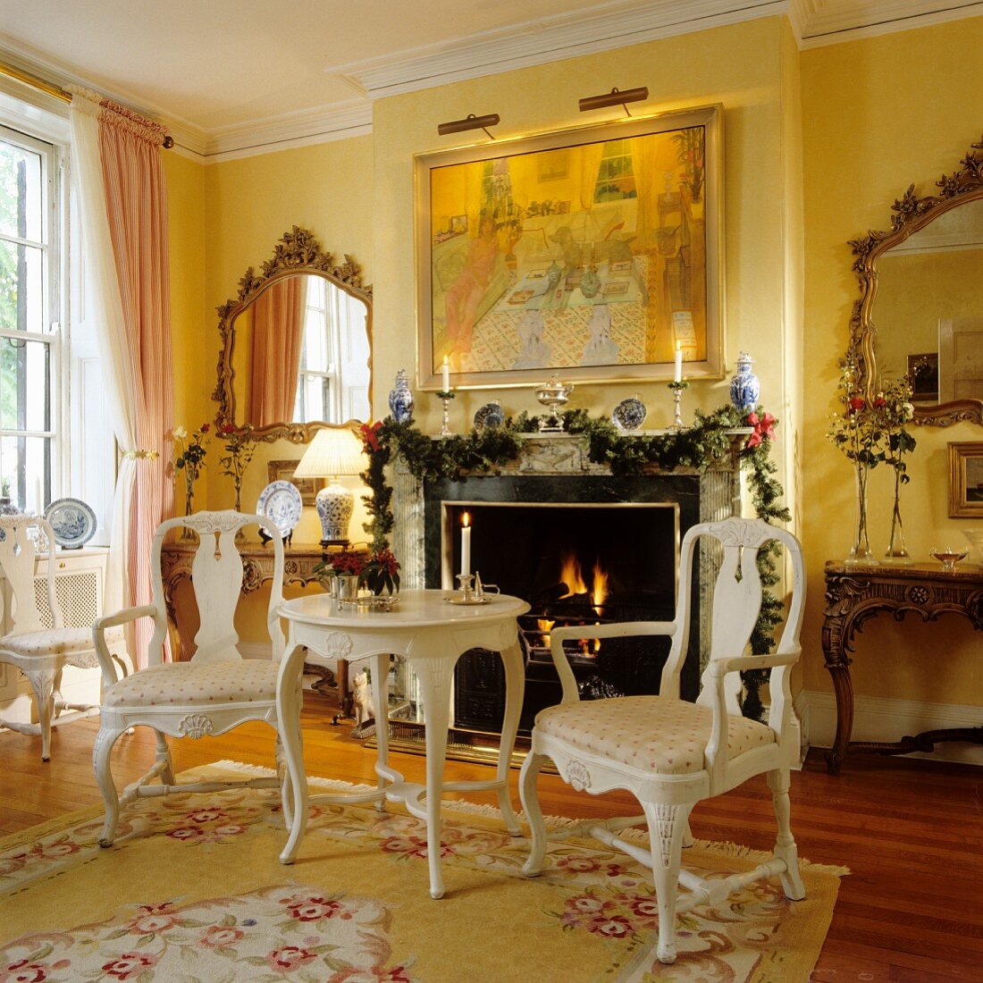 Historisches Wohnzimmer mit Rokoko- und Barockmöbeln