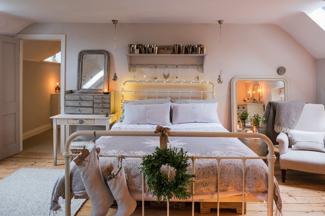 Romantische beleuchtetes Schlafzimmer zu Weihnachten