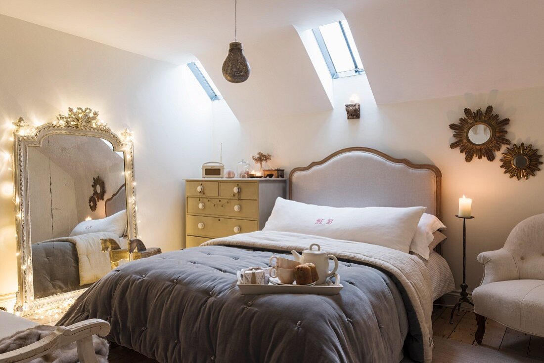 Romantisch beleuchtetes Schlafzimmer im klassischen Stil