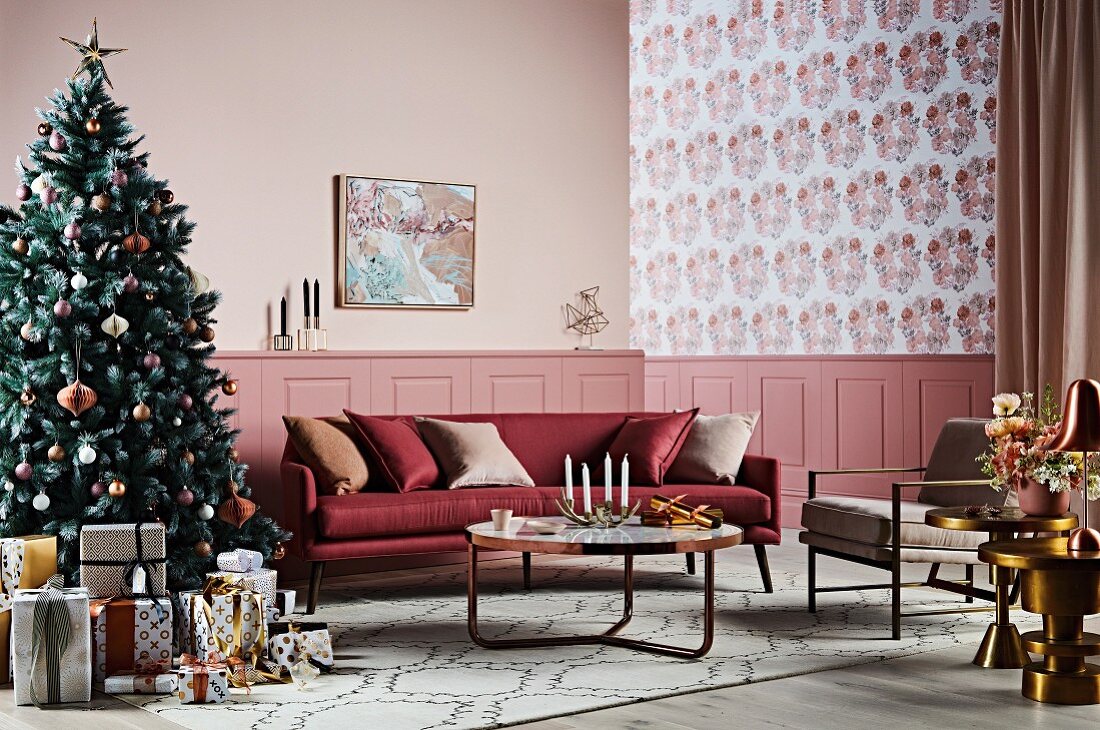 Elegantes Wohnzimmer mit geschmücktem Weihnachtsbaum